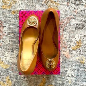 Tory Burch Benton 2 85 mm closed toe wedge Napa leather, royal tan/gold, size 8